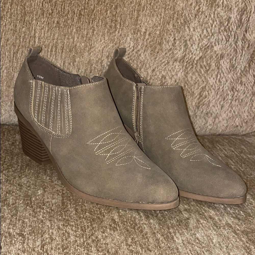 Stylish Women's Ankle Boots in Taupe